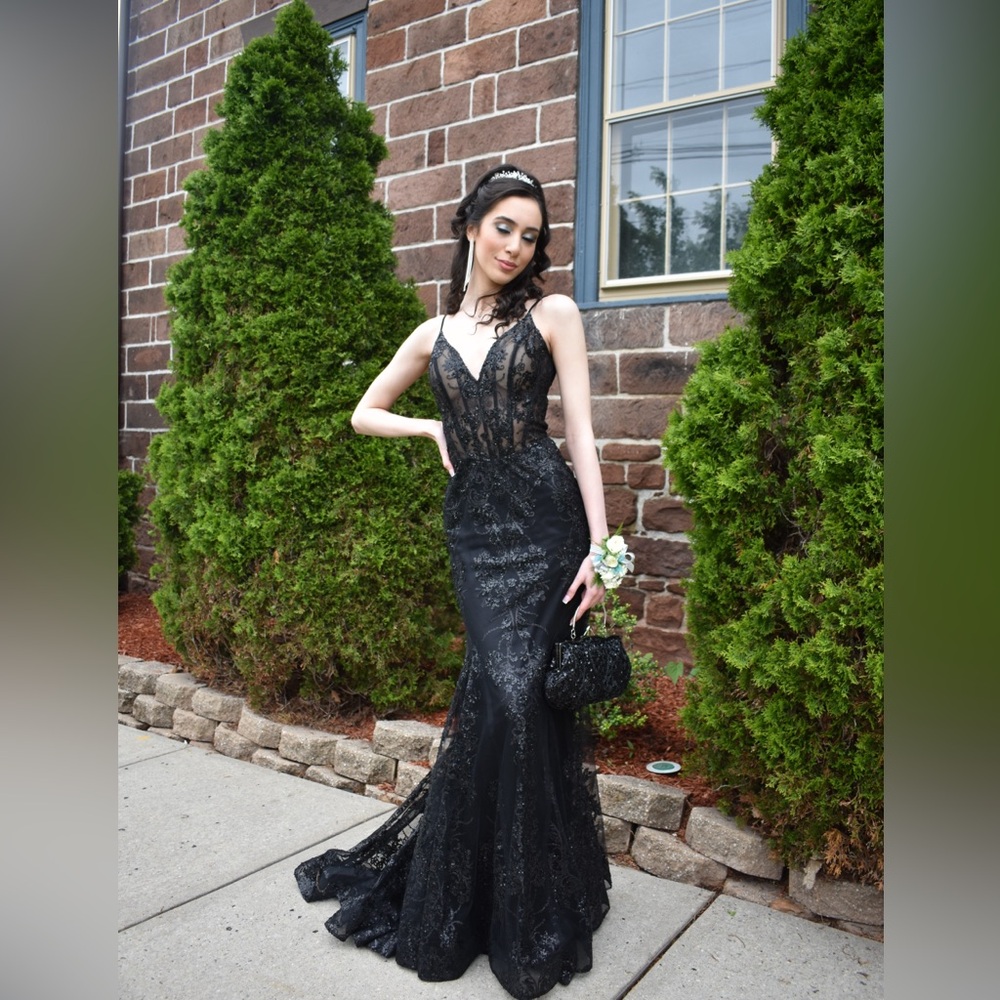 SELLING MY PROM DRESS